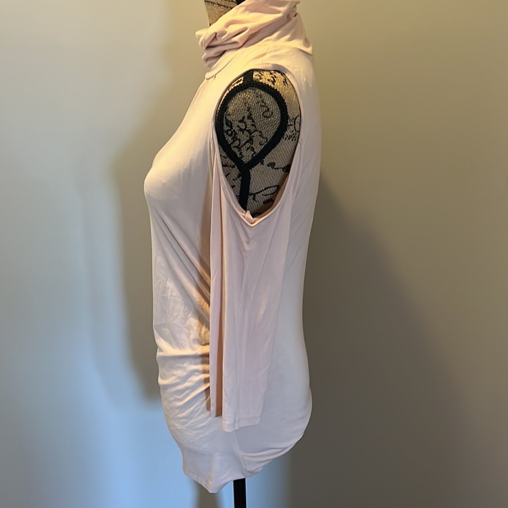 Cold shoulder top size medium - Picture 2 of 10